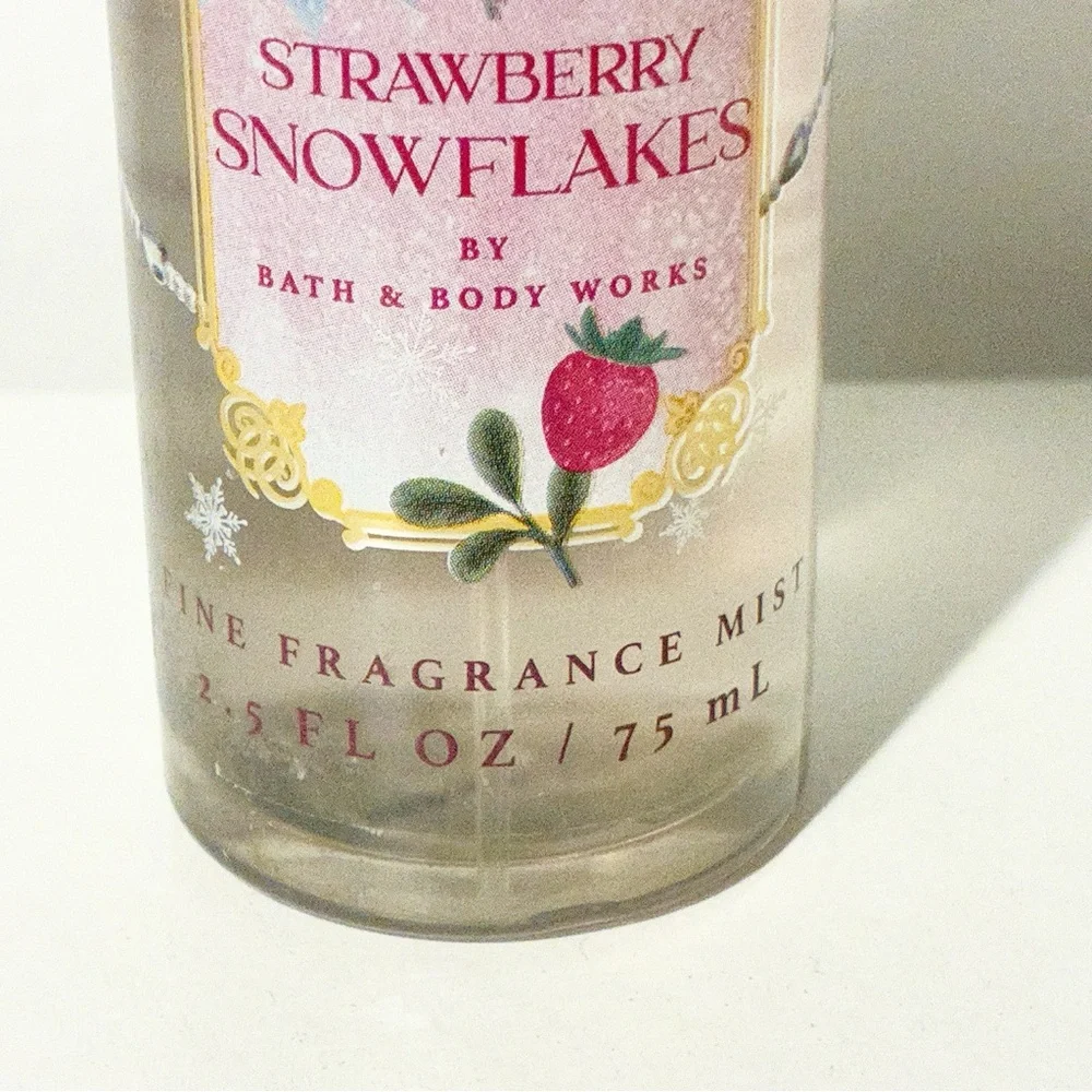 Bath & Body Works winter~strawberry snowflakes